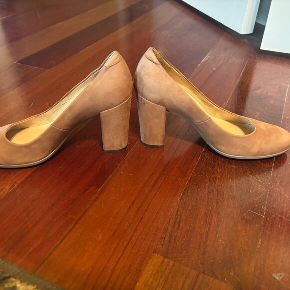 Pumps - Picture 2 of 5